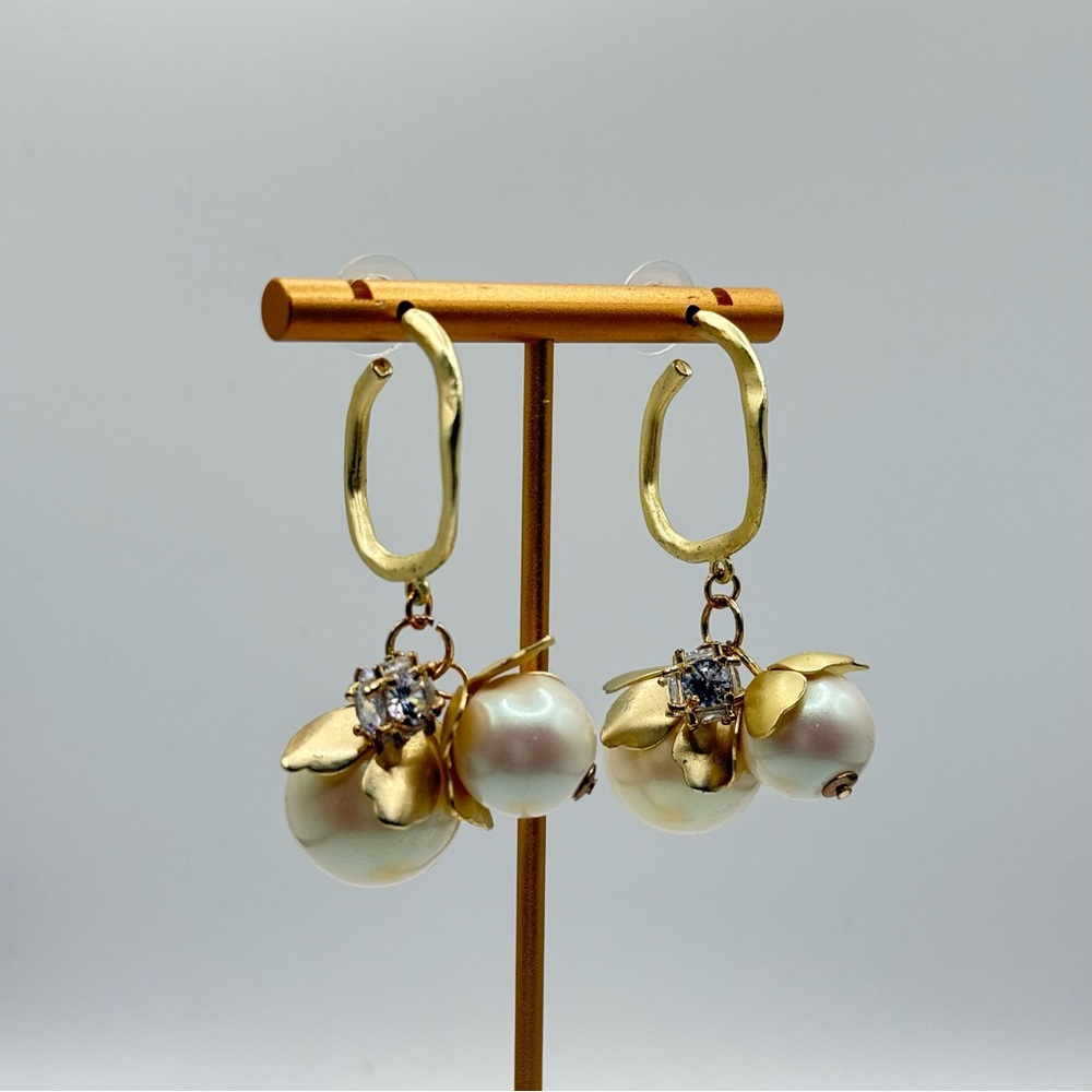 Elegant Gold and Pearl Earrings